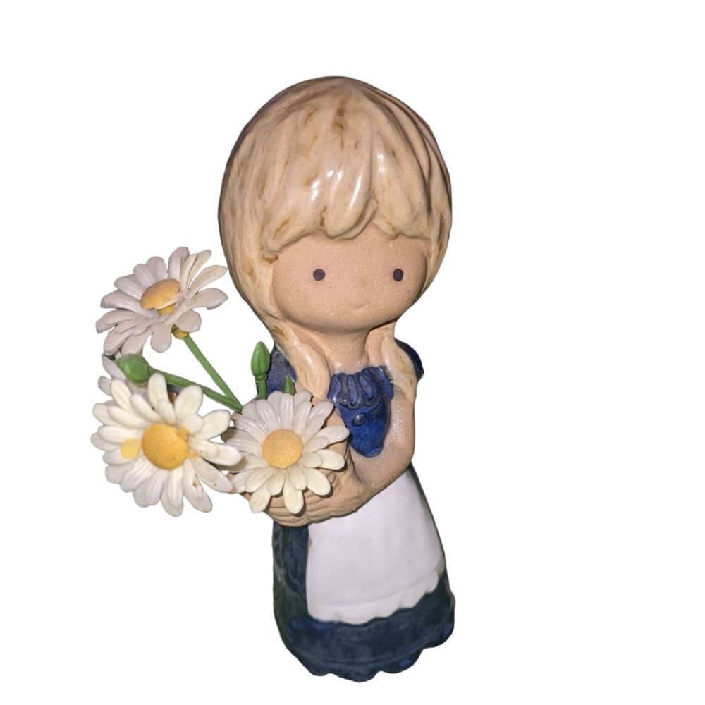 Vintage porcelain girl figurine holding daisies 🌼‎
